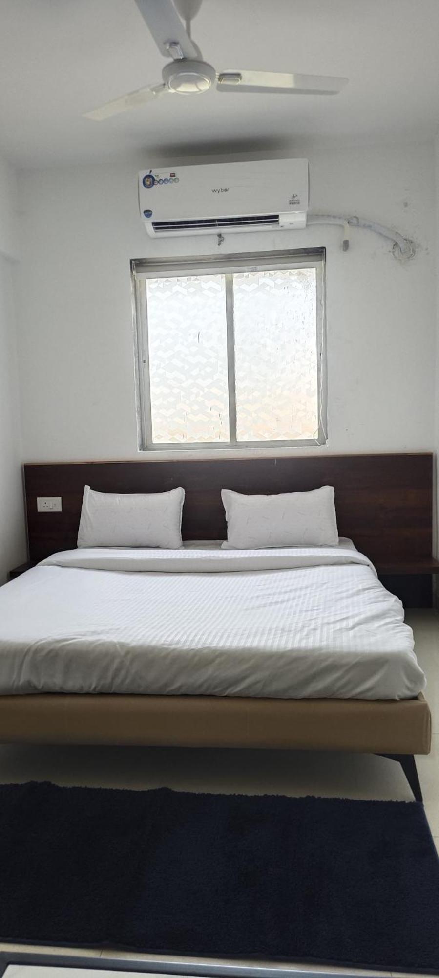 Hotel Royal Night Daman Bagian luar foto