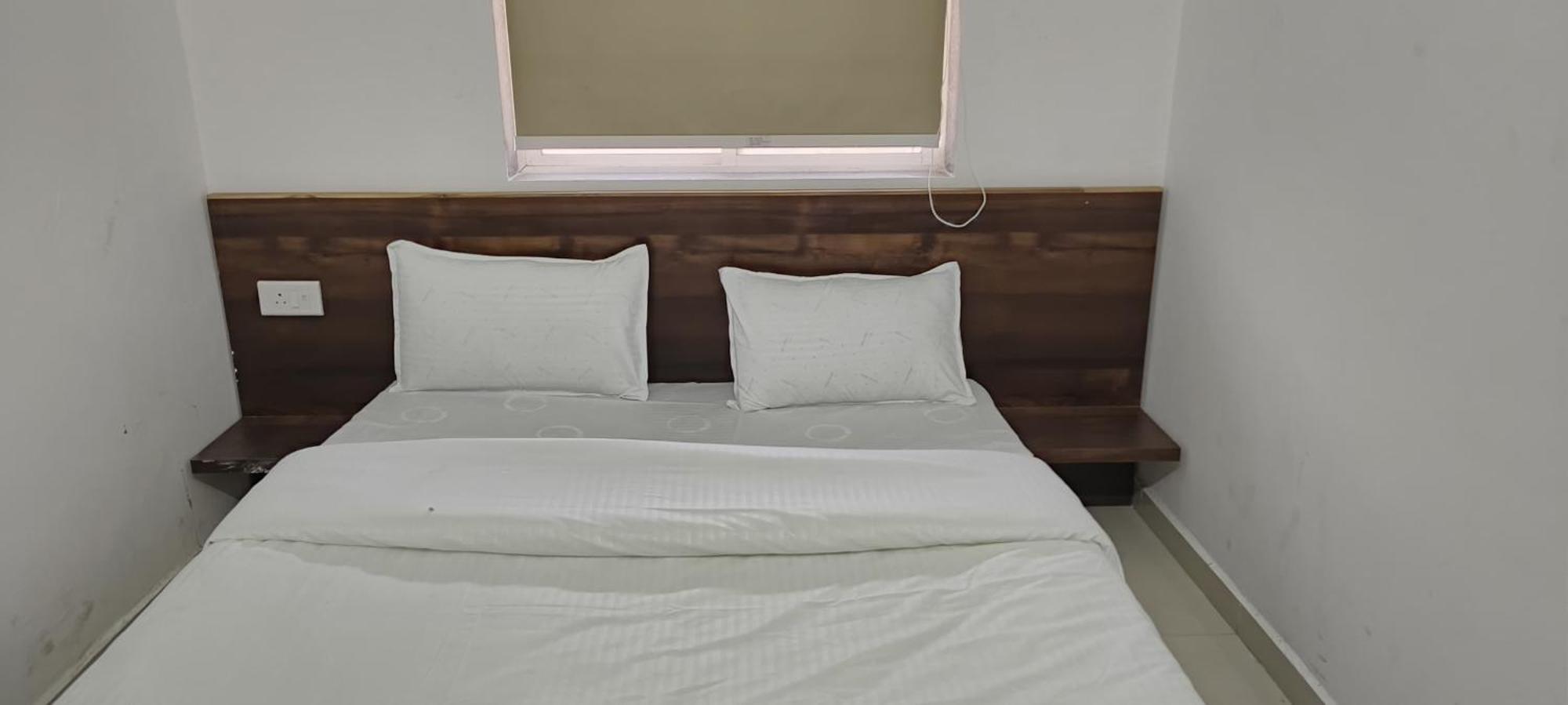 Hotel Royal Night Daman Bagian luar foto