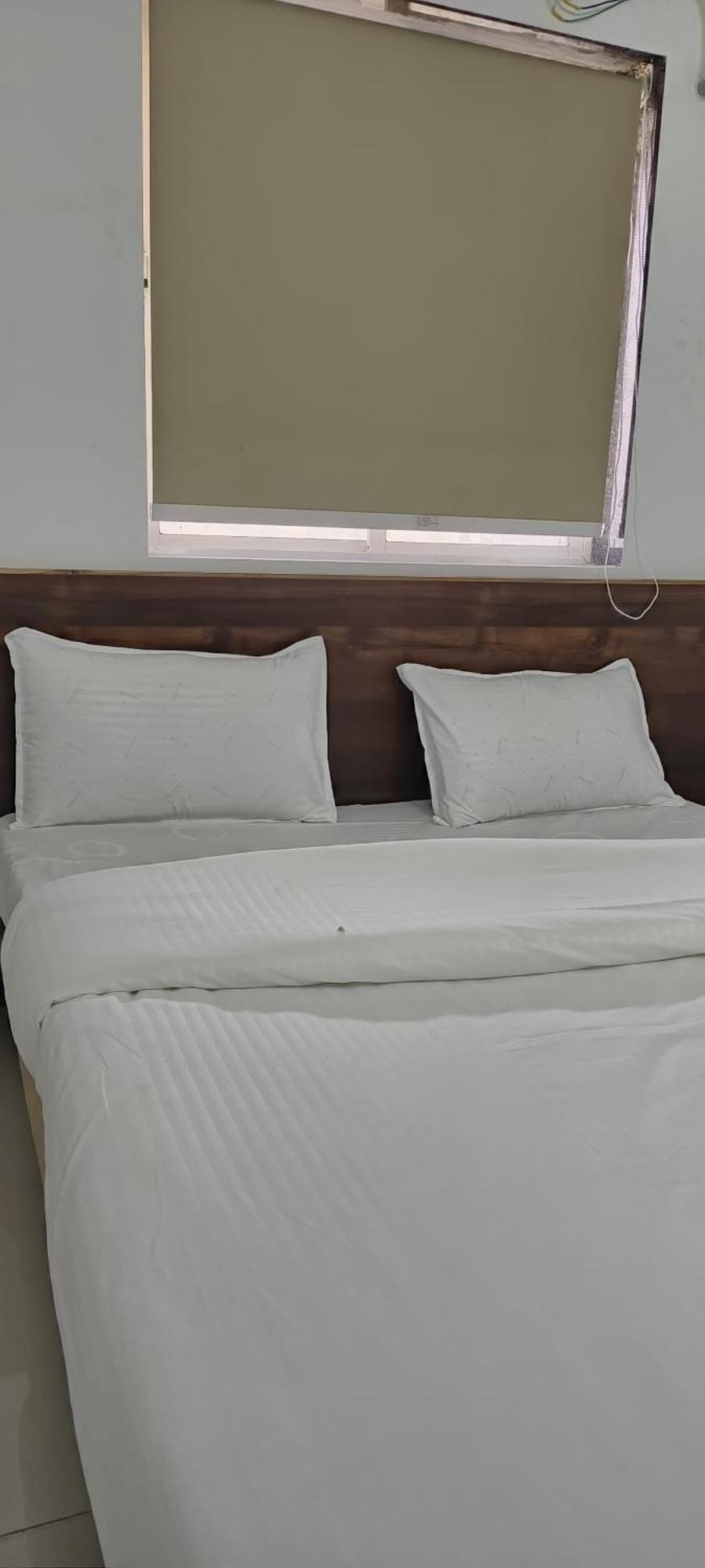 Hotel Royal Night Daman Bagian luar foto