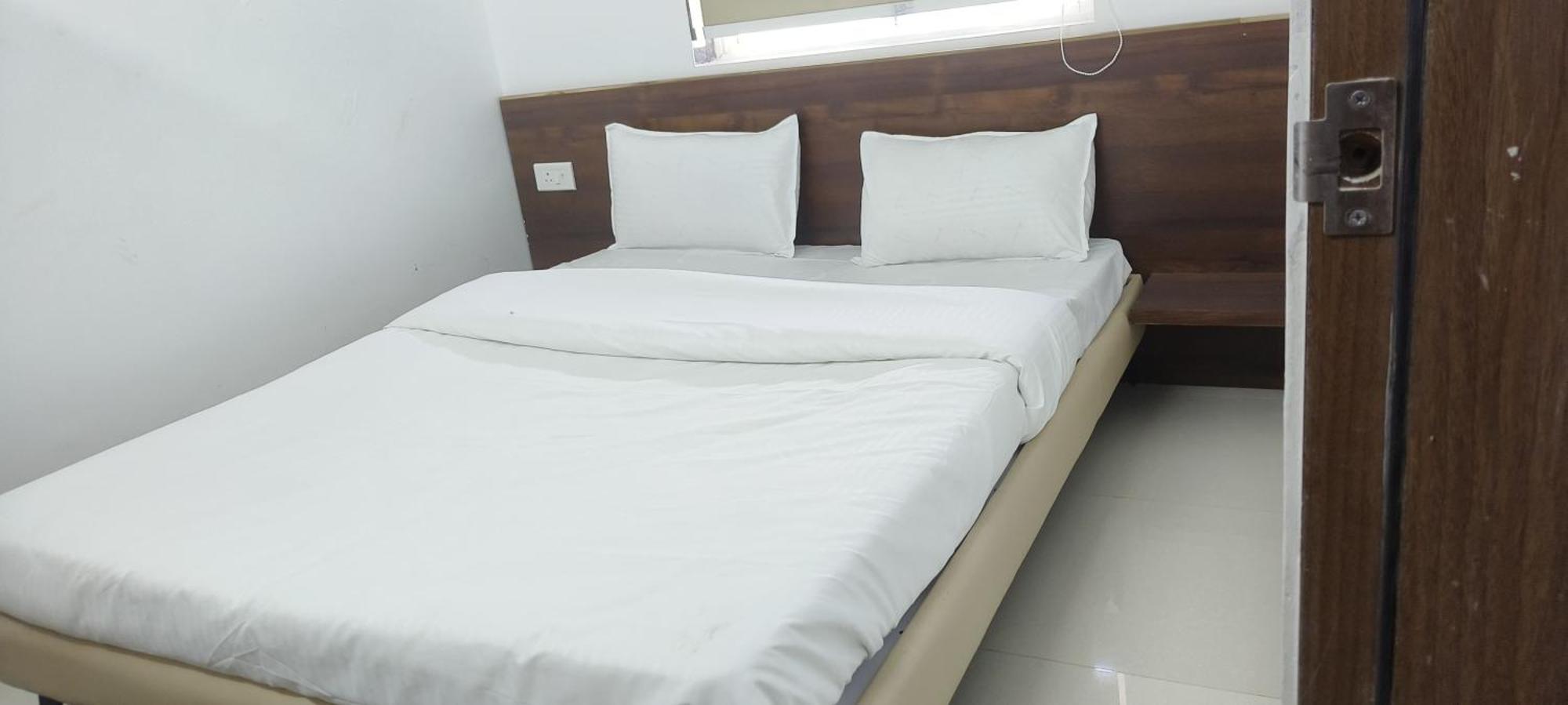 Hotel Royal Night Daman Bagian luar foto