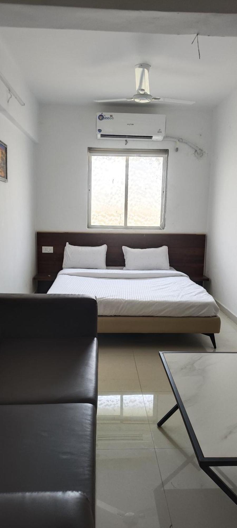 Hotel Royal Night Daman Bagian luar foto